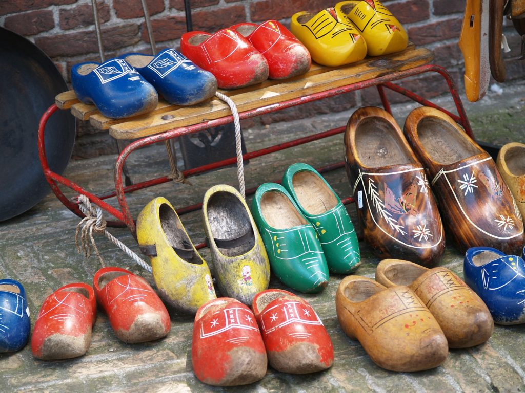 wooden-shoes-476521_1920